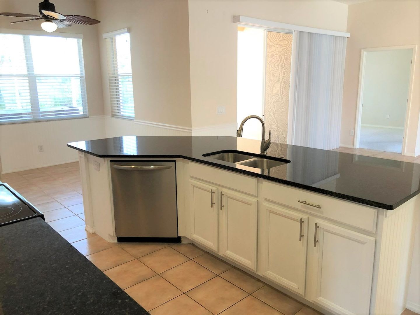 Venice Stunning 2-Bed, 2-Bath Home plus Den – photo 4