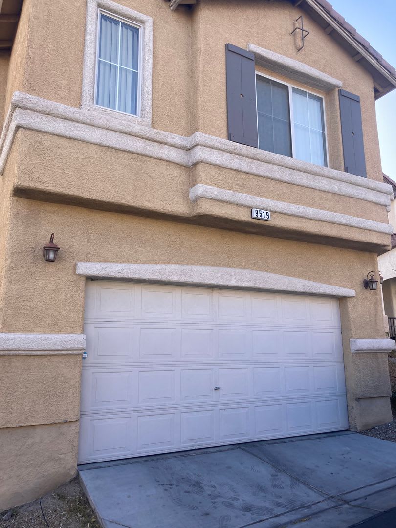 4 bedroom 2.5 Bath 2 car garage near Sky Canyon – photo 1