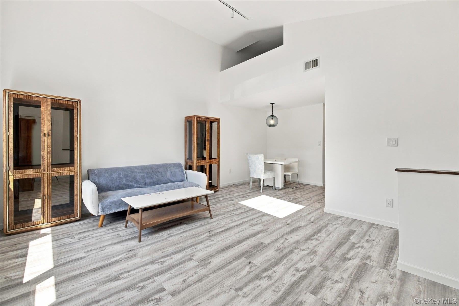 537 E Broadway – photo 5