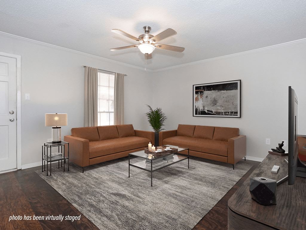 3 Bedrooms 1 Bath – photo 1
