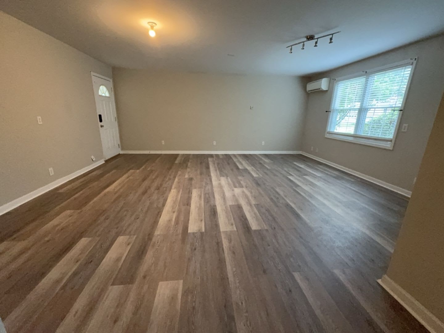 3 bedroom with fenced backyard – photo 2