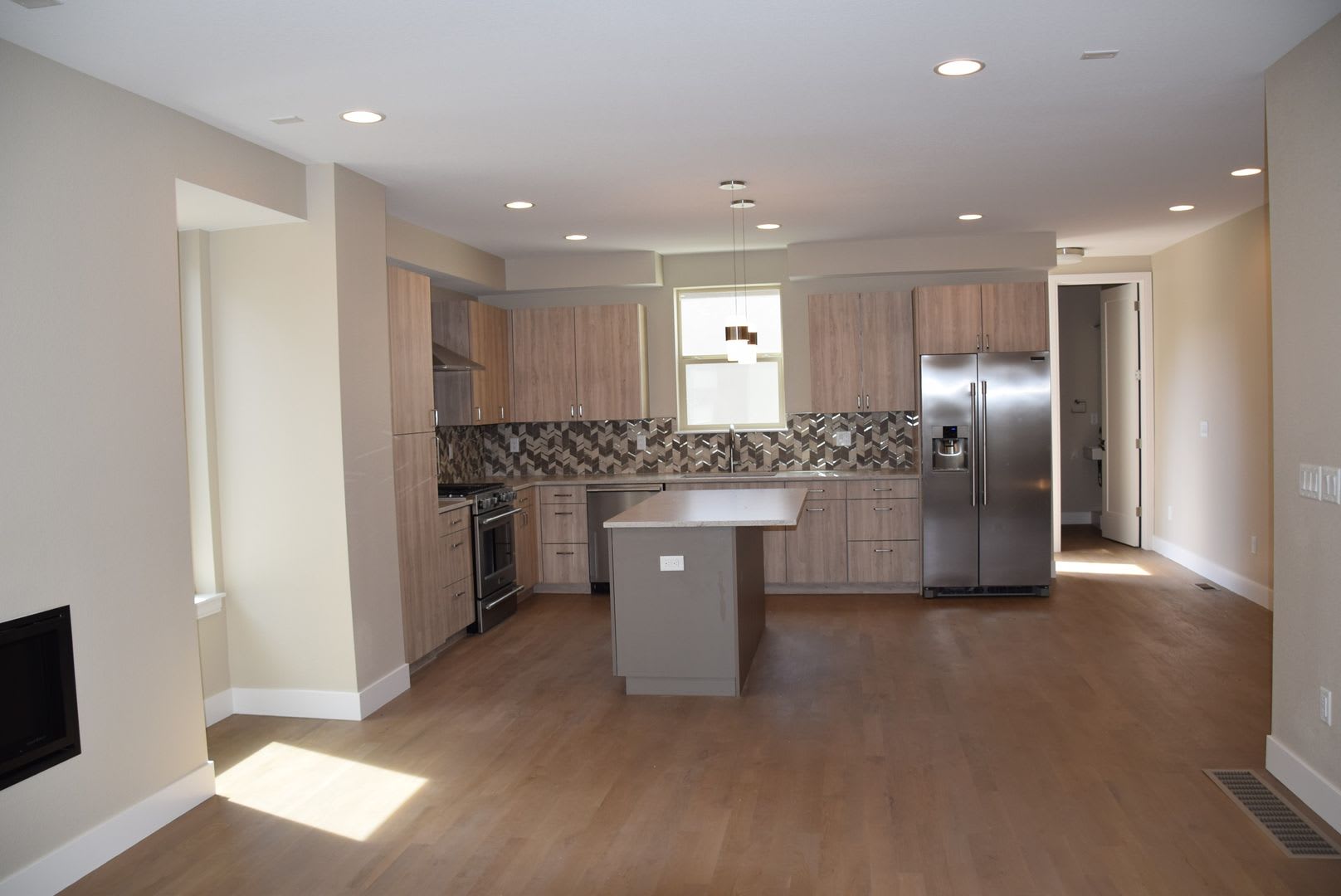 Incentives 3 Bedroom 3 5 Bath Townhome 2 Large Flex Spaces Spacious Roof Top Deck – photo 4