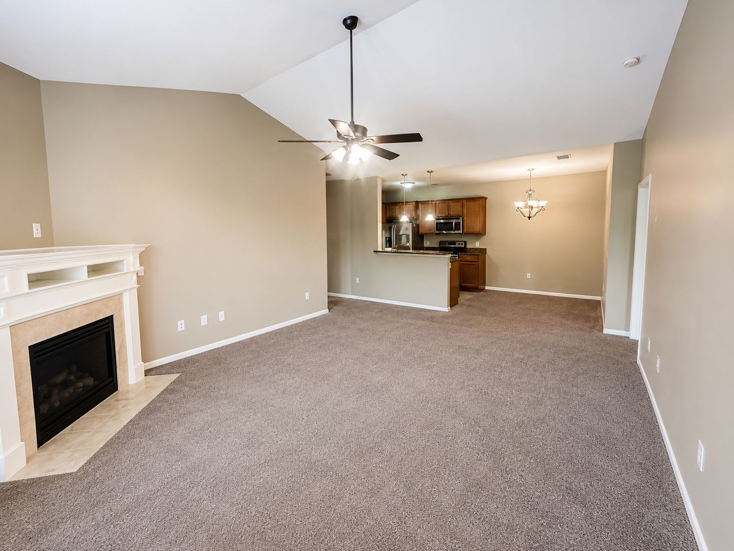 Beautiful 2 Possible 3 Bedroom Condo With One Car Garage Minutes To Bragg And Shopping – photo 3