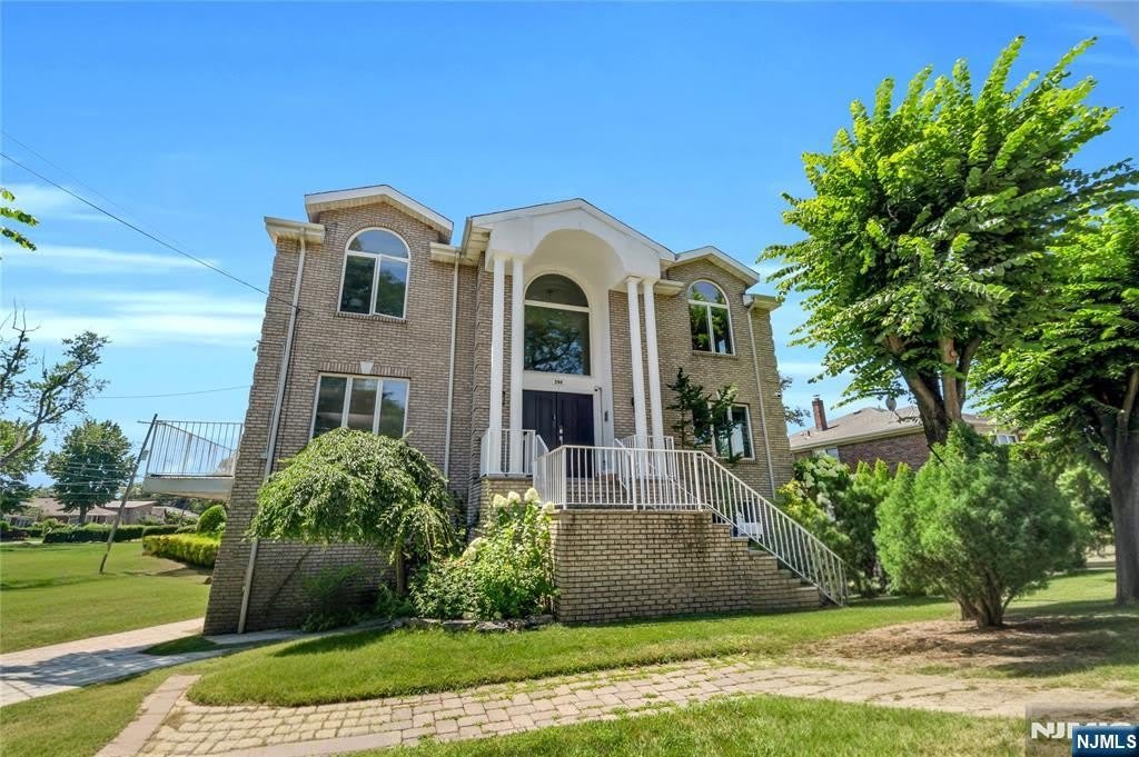290 Mohegan Way – photo 2
