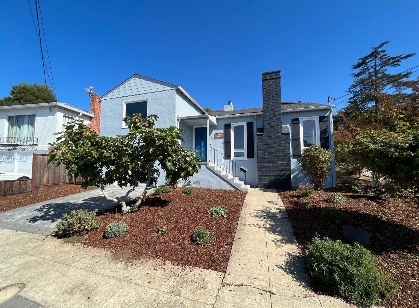 GORGEOUS UPDATED TWO BEDROOM HOUSE W. BONUS ROOM!!!!!! – photo 2