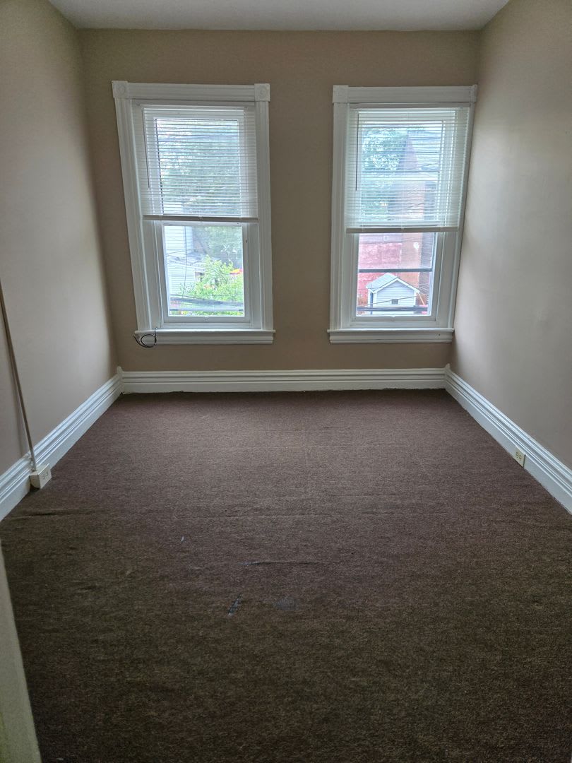 Large 2 bedroom, 1 bathroom HOUSE – photo 4