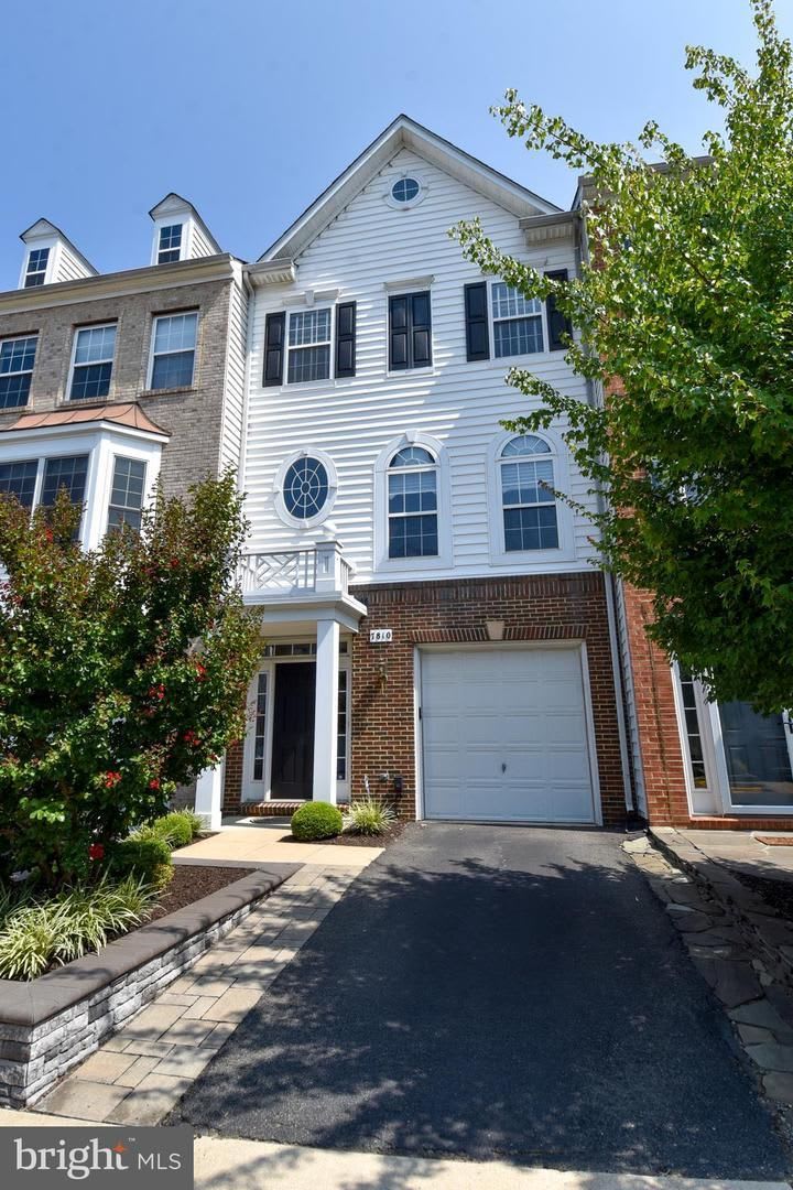 Welcome To This Beautifully Appointed Alexandria Residence Where Contemporary Design And Everyday Comfort Come Together In One Of Northern Virginia S Most Desirable Locations – photo 2