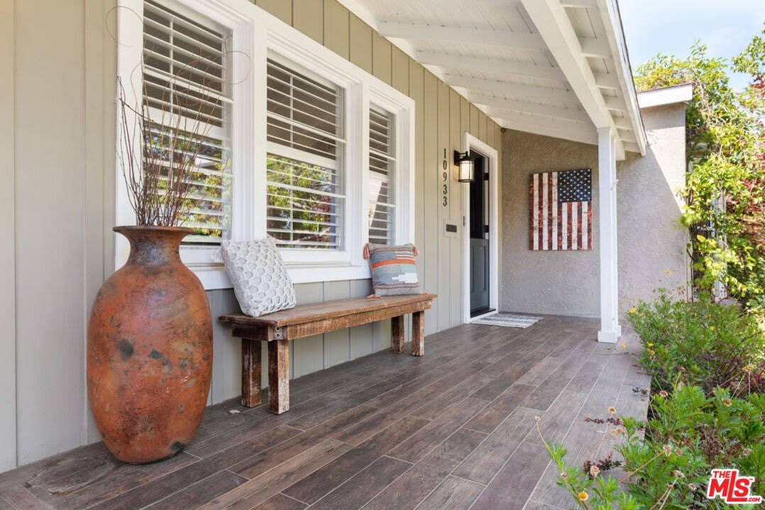 10933 Ayres Ave – photo 4