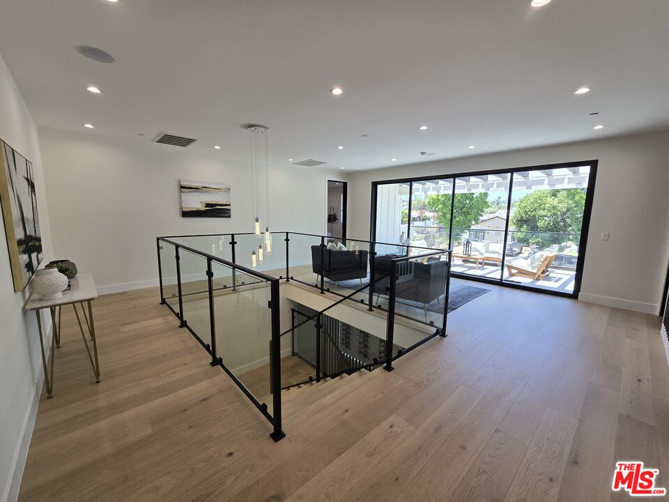5012 Enfield Avenue – photo 2
