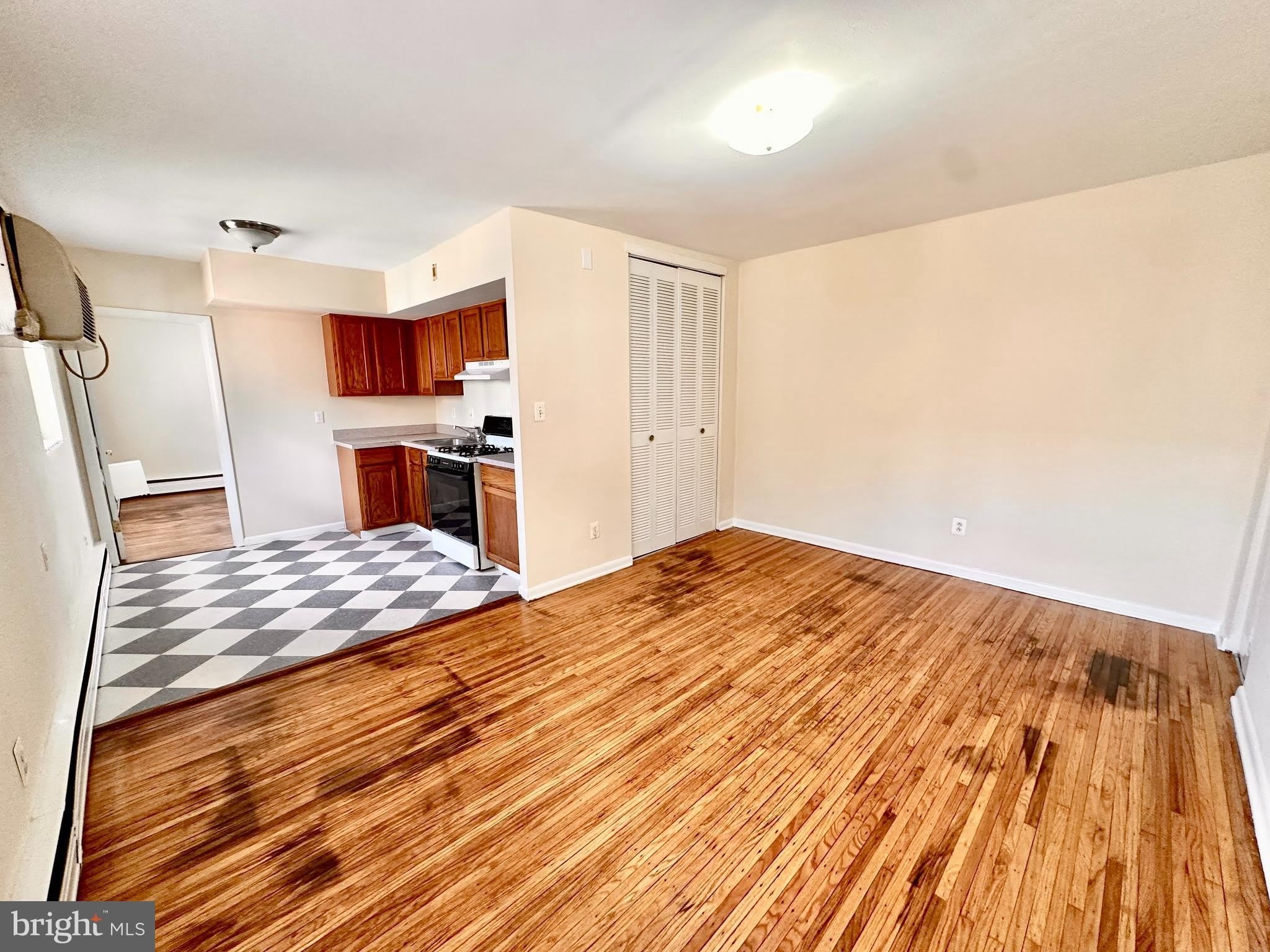 945 E CHELTEN Avenue – photo 2