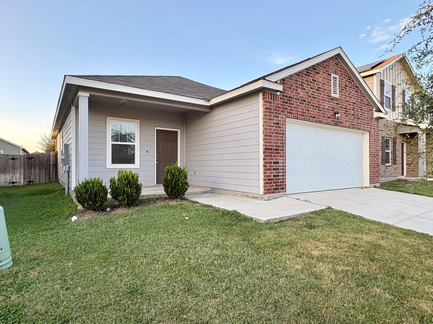 Modern 3-Bedroom Home with Washer & Dryer Included! – photo 2