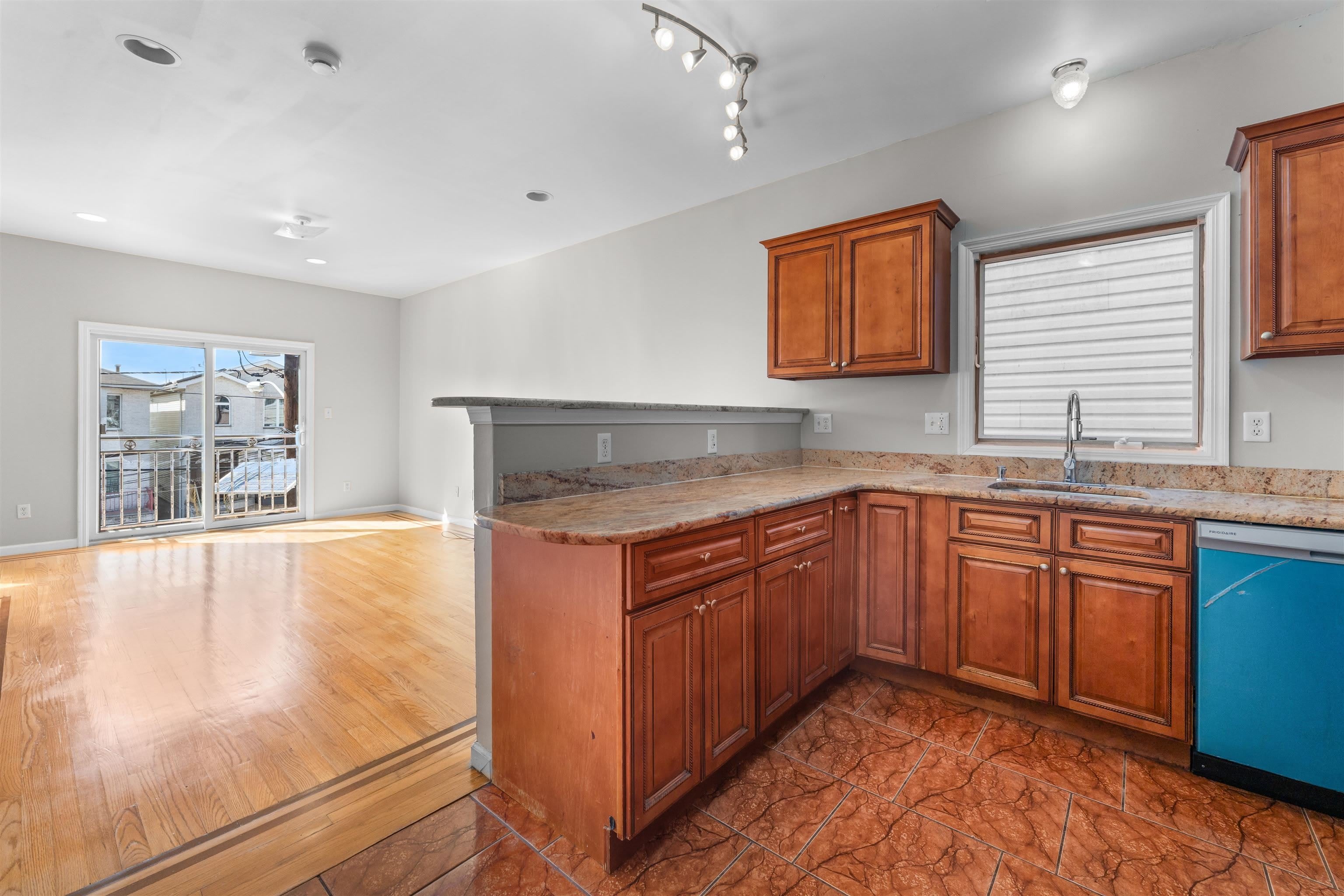 392 LIBERTY AVE – photo 2