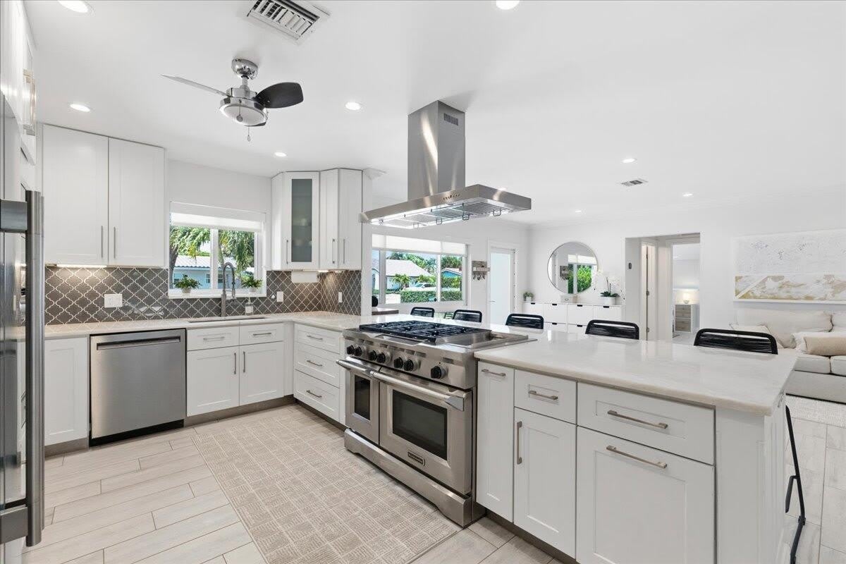 2210 NE 34TH Court – photo 5