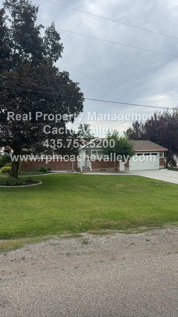 Stunning 4 Bed house in Hyde Park! Available for immediate move in! – photo 2