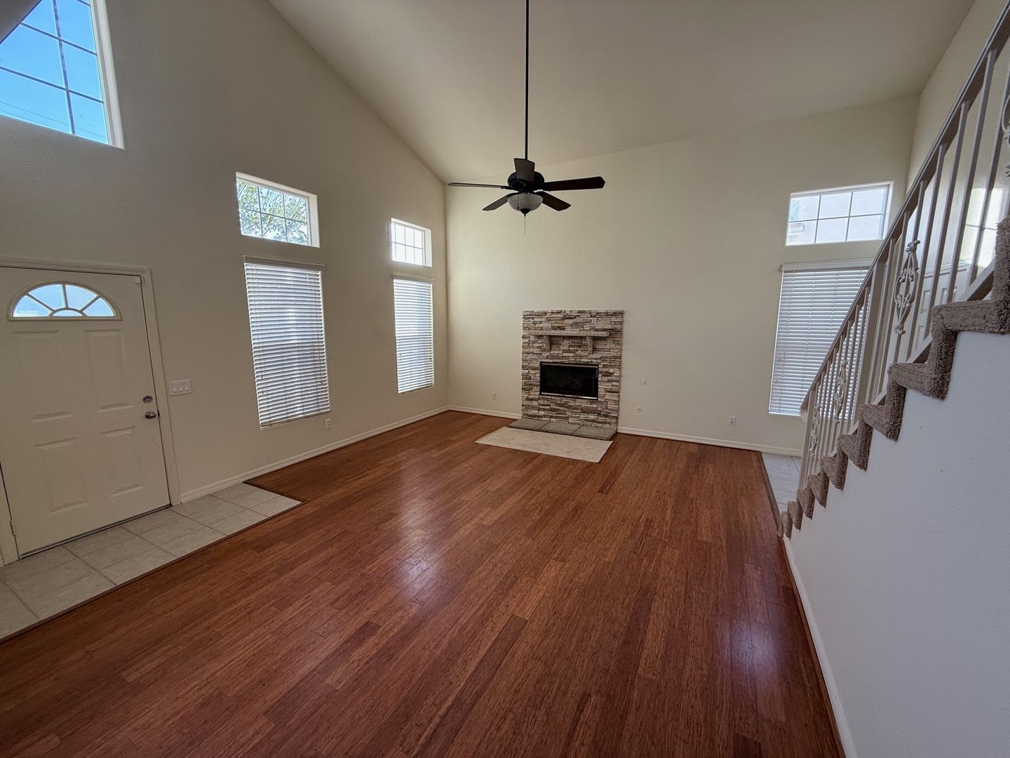 Large 4 Bedroom 3 Bath House w/ 2 car garage – photo 4