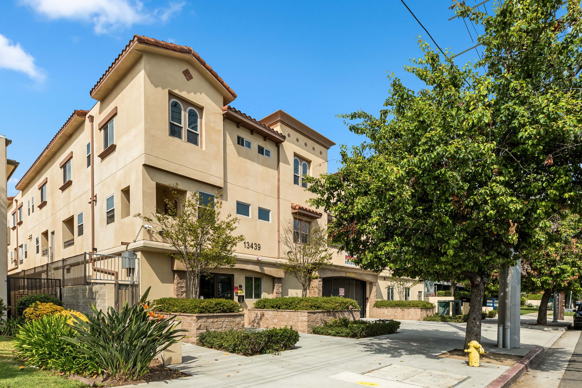 Burbank Plaza Townhomes – photo 2