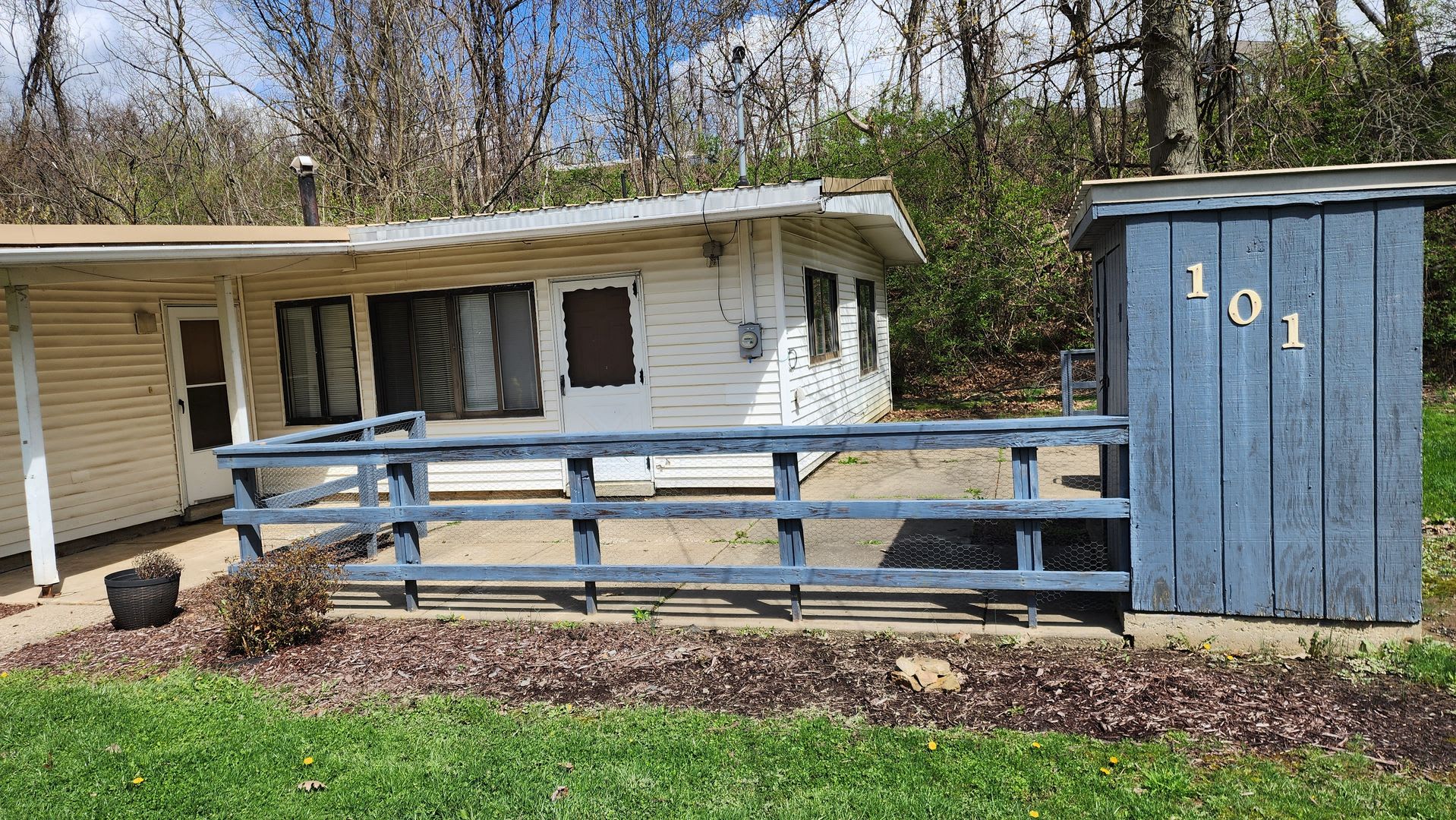 Three bedroom 1.5 house available for rent May 1 2026! – photo 3