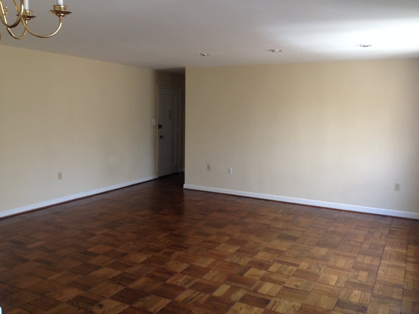 A spacious two bedroom, one bath apartment In the Exckusive Glover Hill Condo! – photo 3