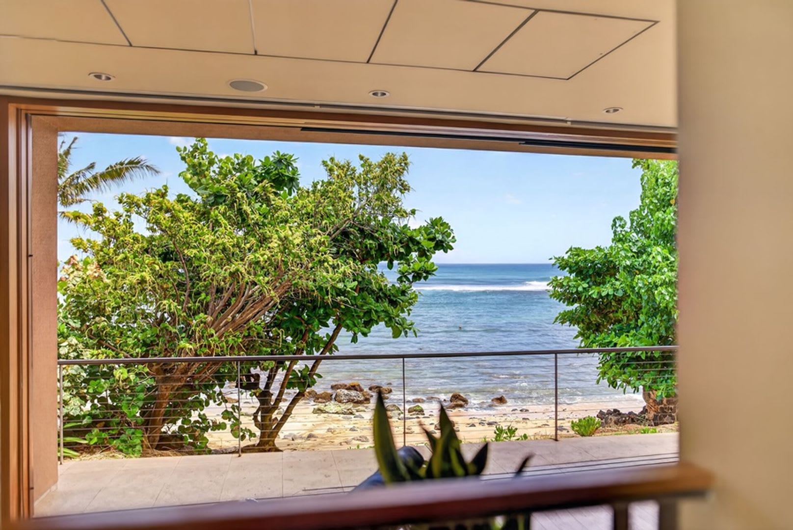 HaleGator: Award-Winning Oceanfront Home w/ Rooftop Lanai & Ocean Views – photo 5