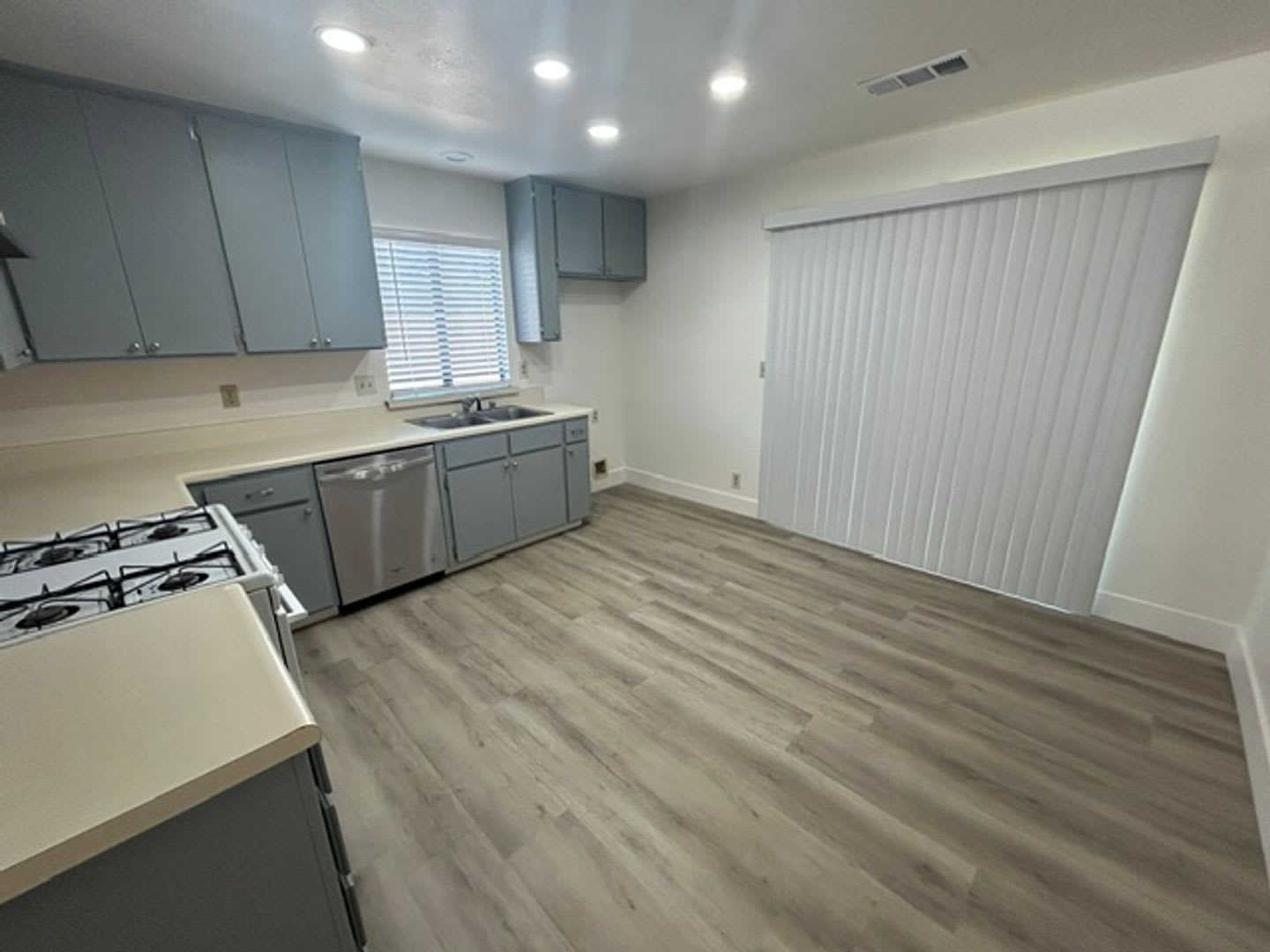 3 Bedroom 2 Bathroom Home in Tulare! $600 off First Month's Rent!!! – photo 4