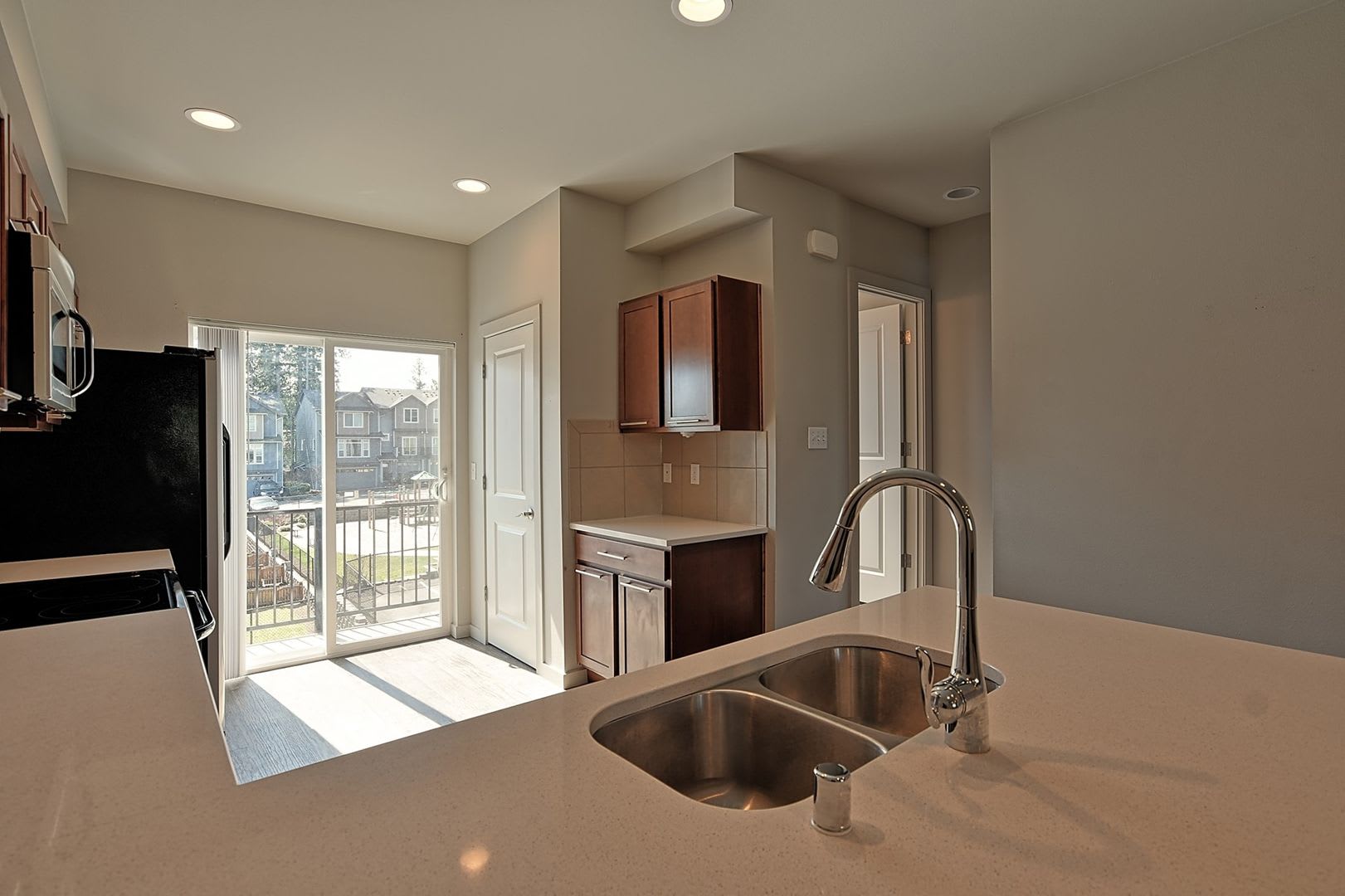 Luxury 3 Bedroom Townhome – photo 2