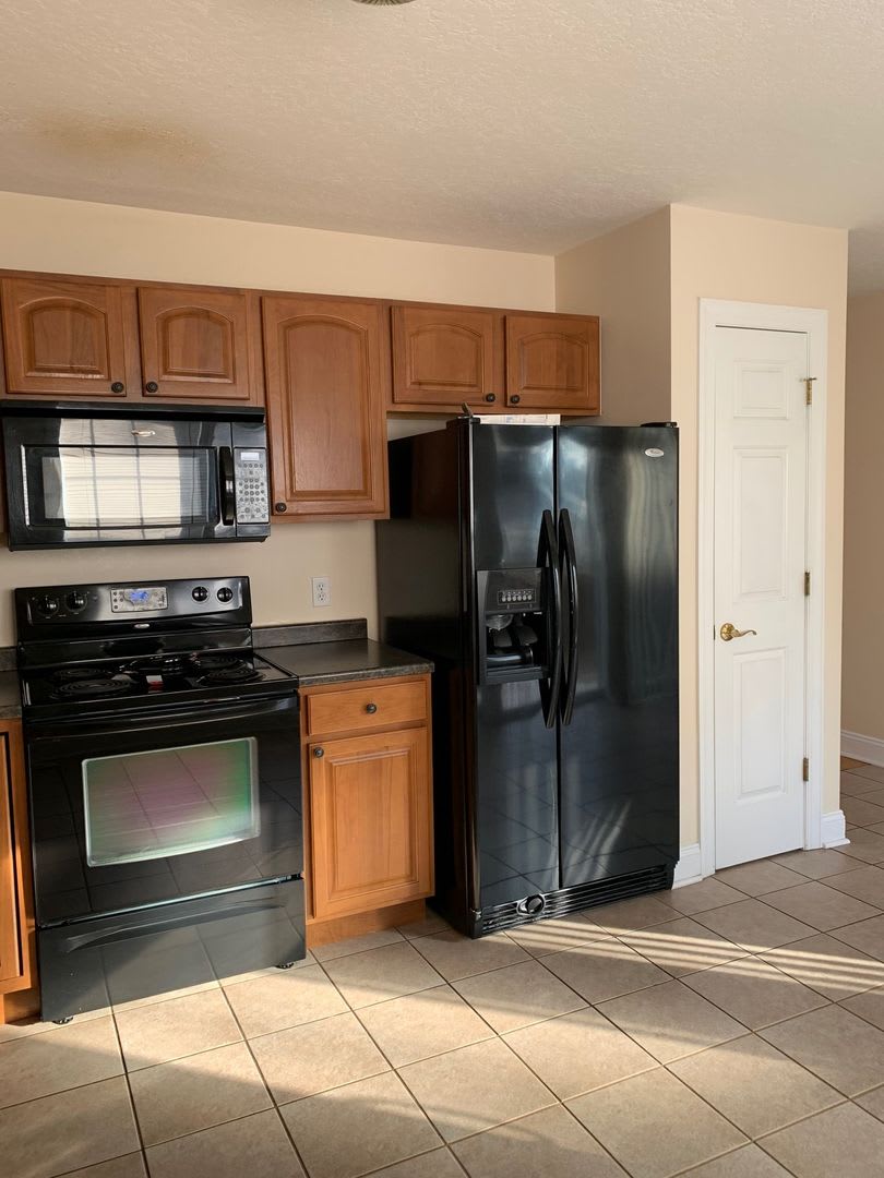 3 Bedroom 2 Bath Townhouse with 2 Car Garage – photo 1