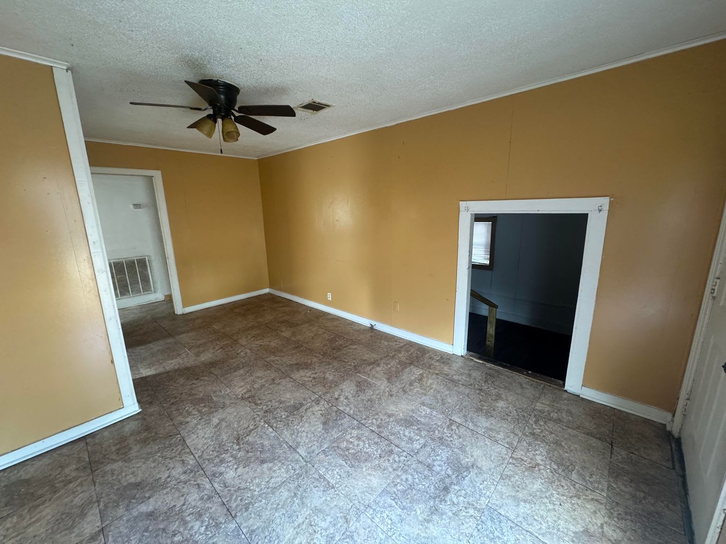 Spacious 3 Bedroom Home with Central AC – photo 4