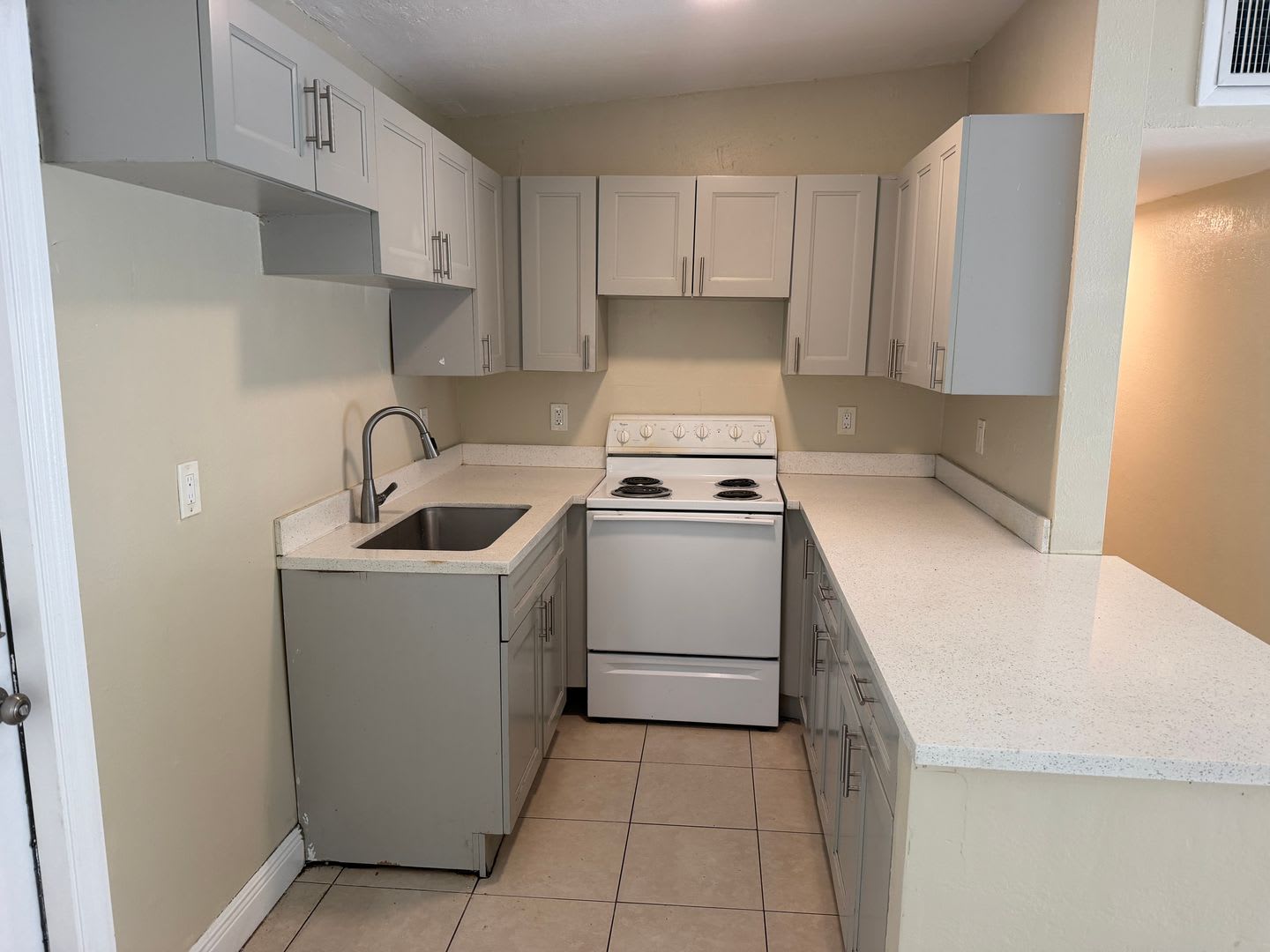 Updated 3/2 house in Broward Estates! – photo 4