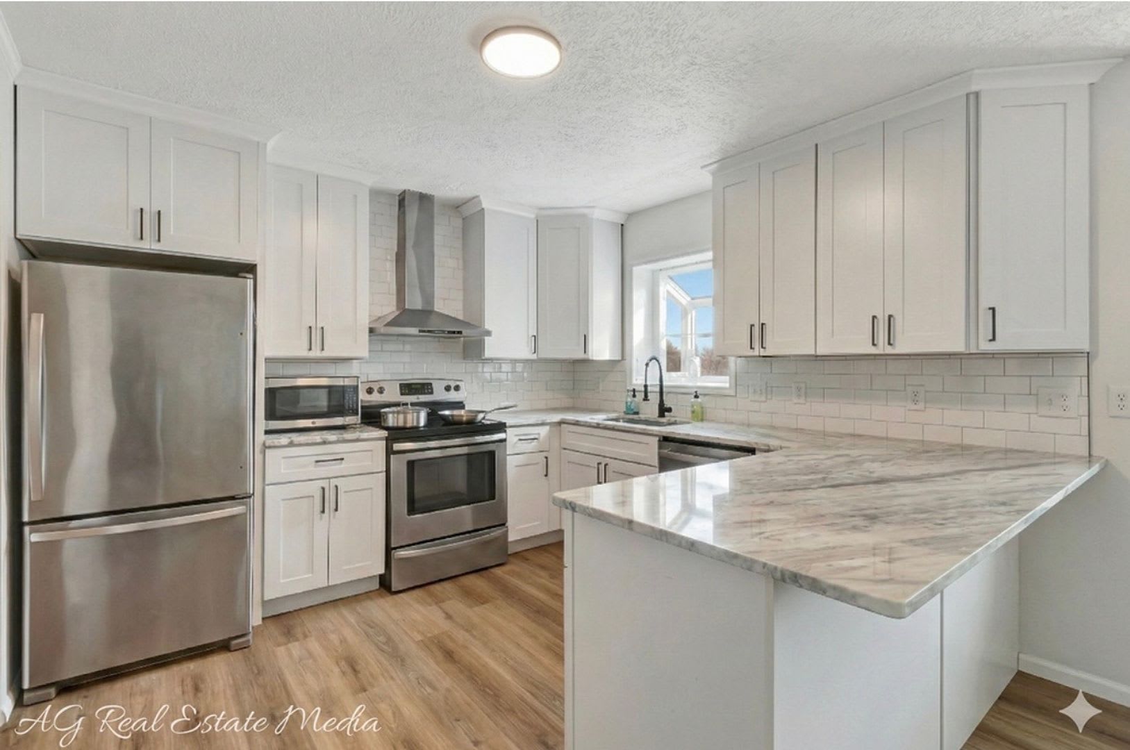 COMING SOON! RENOVATED 3 OR 4 BDRM – photo 4