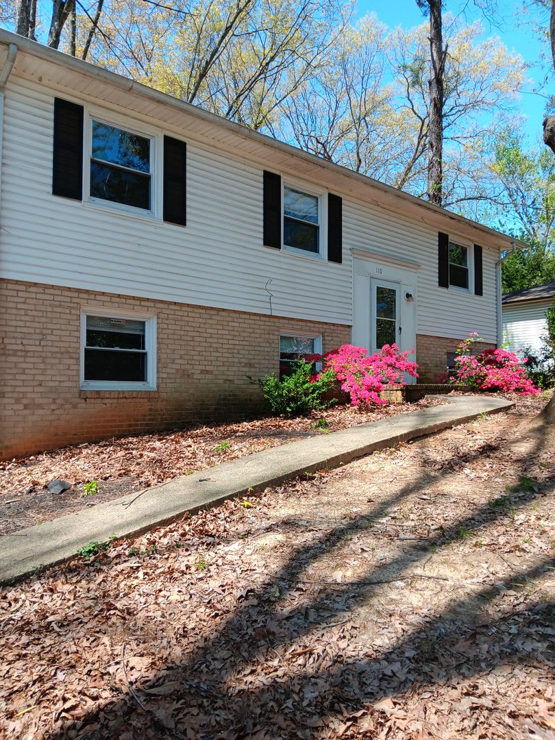 Spacious 5-Bedroom 2 Bath Home in Historic Downtown Charlottesville – photo 1
