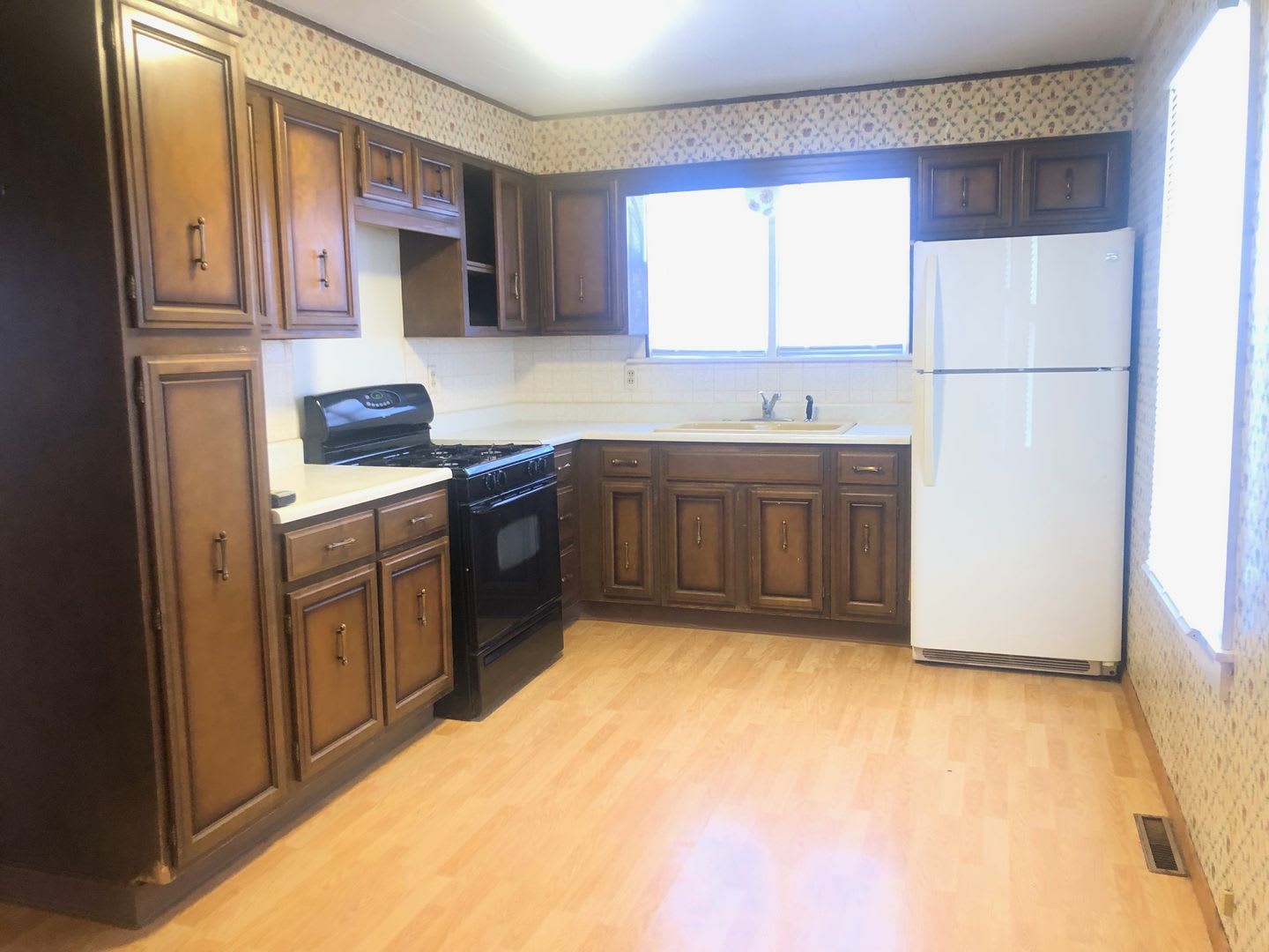 Neat 3 BR house in south Bloomington. Hardwood floors – photo 2