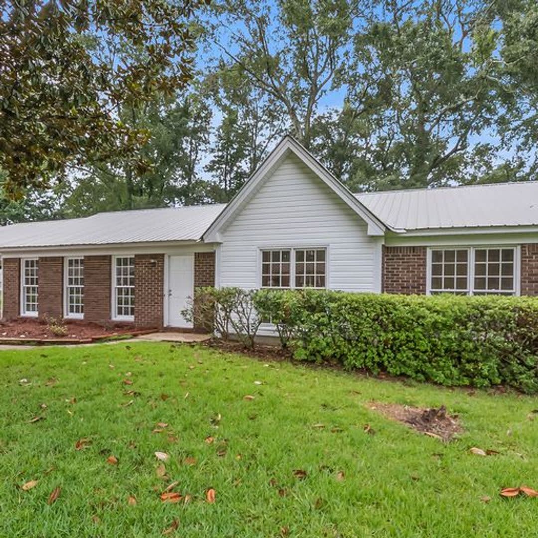 Beautiful 3 Bed 2 Bath Home Available Fall 2026 – photo 2
