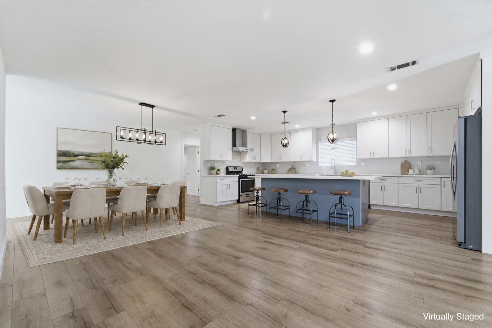 Modern Gated Retreat on a Private Lot. – photo 3