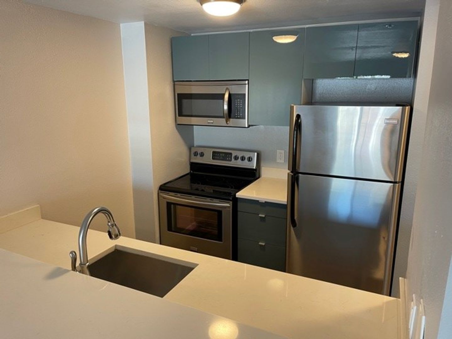 Live in the heart of Capitol Hill in this Completely remodeled studio with high end finishes! – photo 4