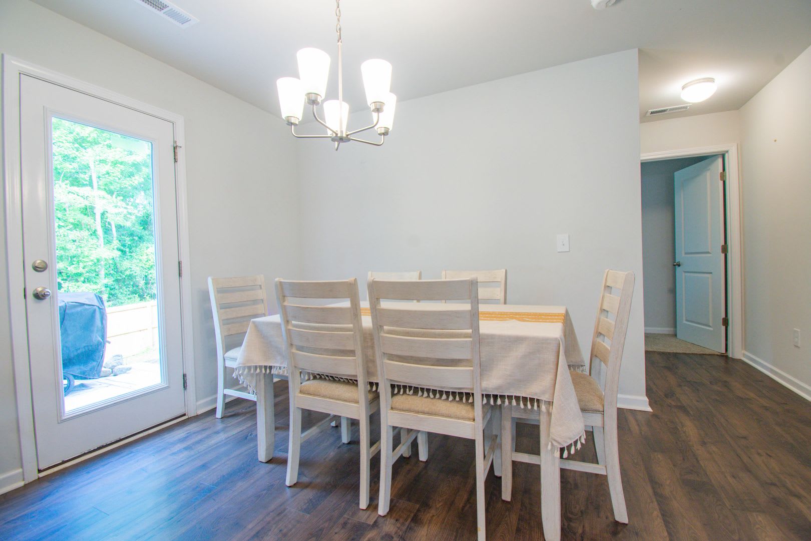 ✨ SPACIOUS 4-BEDROOM HOME WITH FENCED YARD & DOWNSTAIRS SUITE! – photo 5