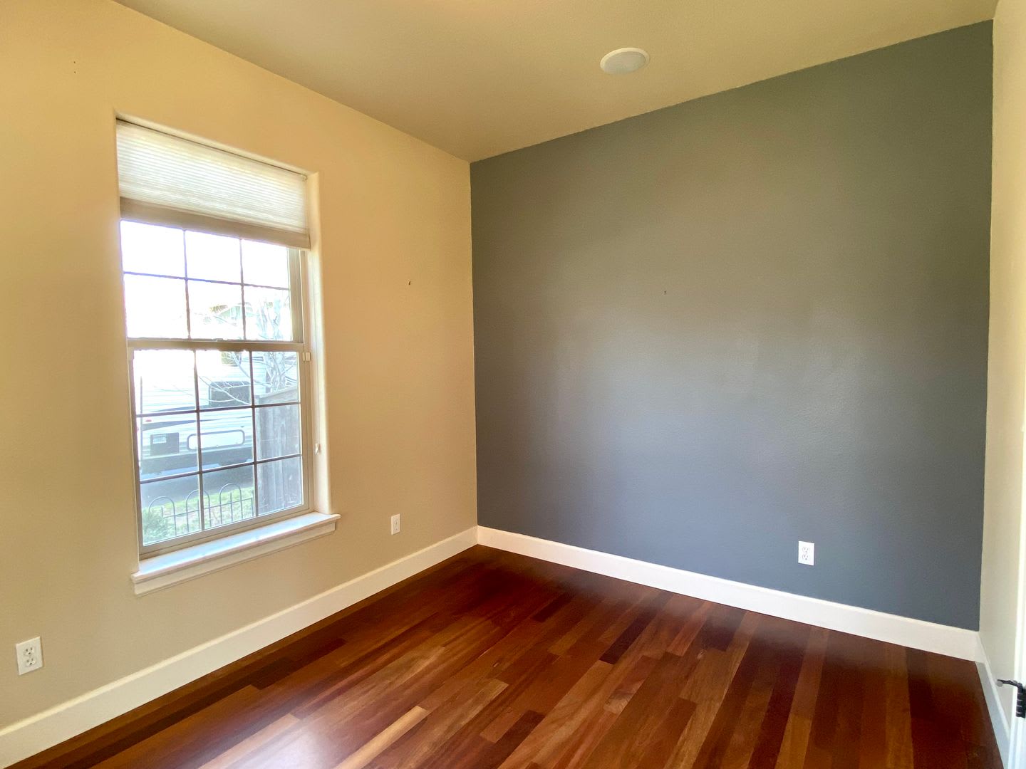 Warm & Inviting Home with Bonus Den in Prime SW Bend Location – photo 4