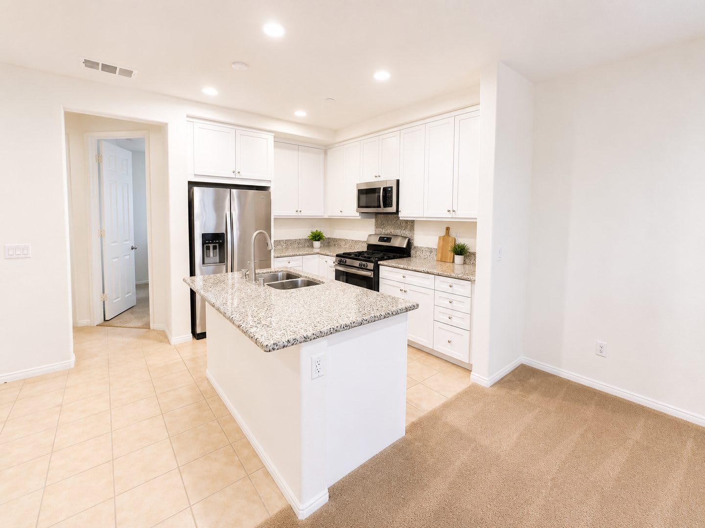 MODERN 3-BEDROOM TOWNHOME WITH 2-CAR GARAGE IN GATED COMMUNITY – photo 3