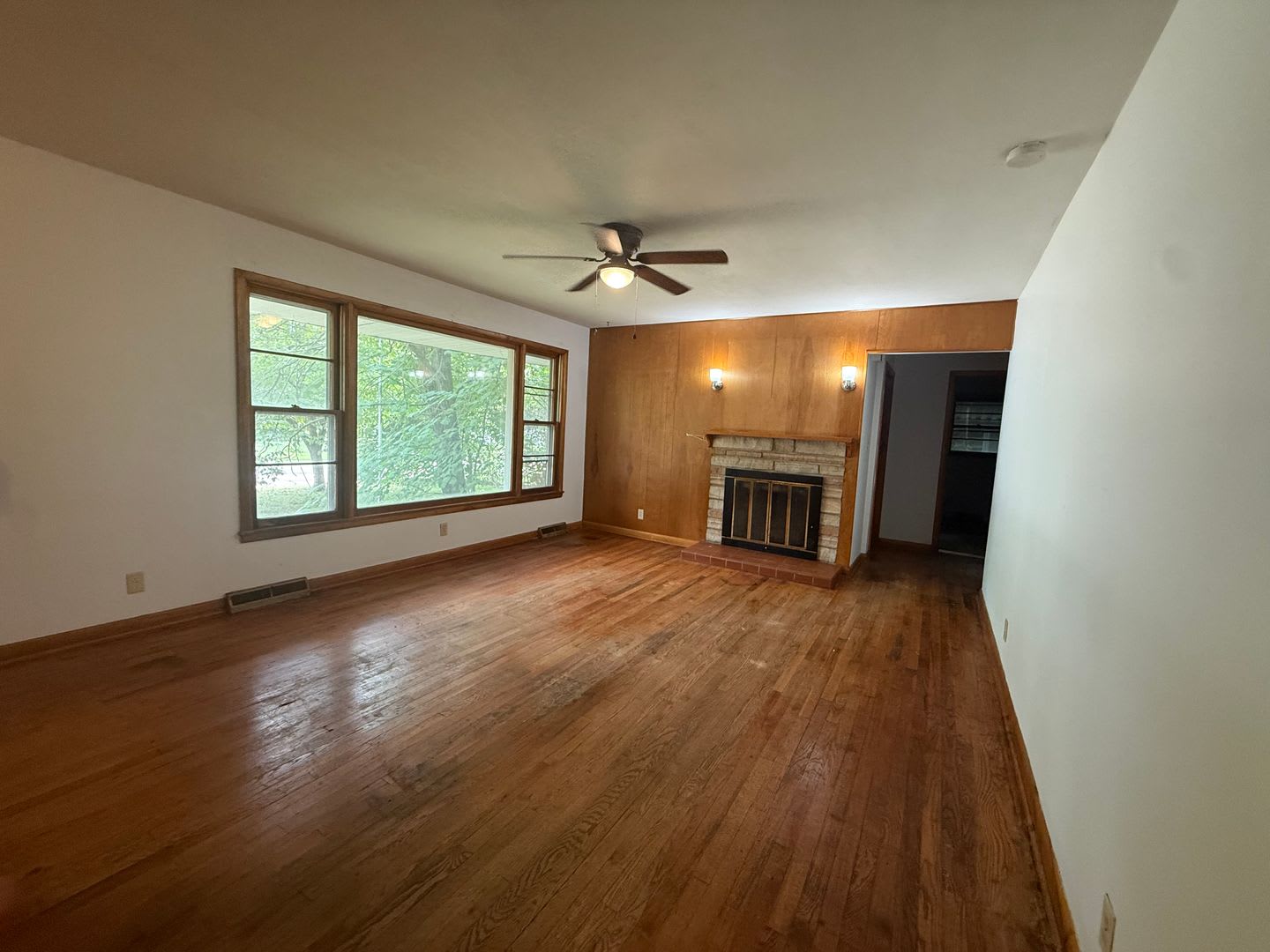 3 Bedroom 1 Bath with 1 Car Garage! – photo 3