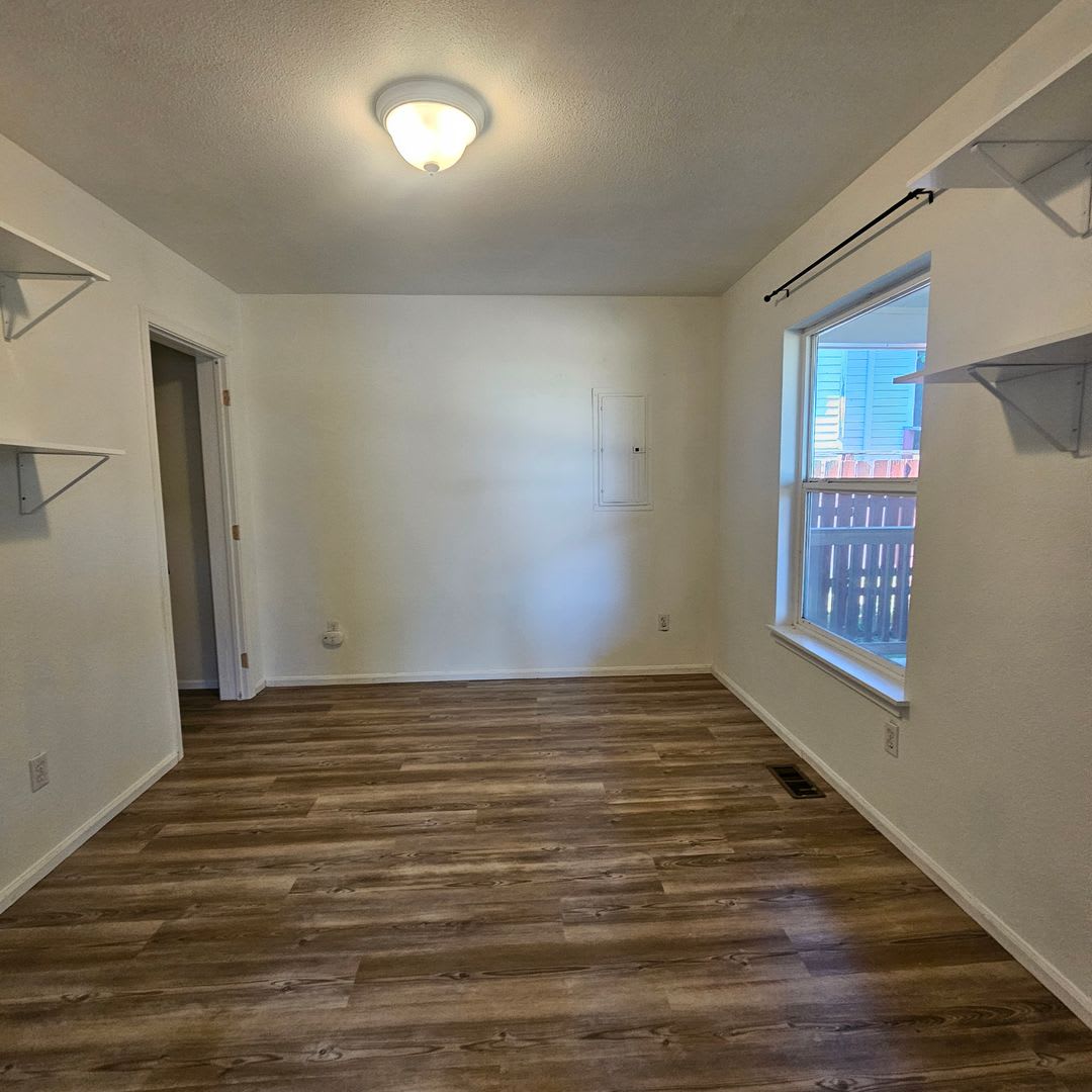 Comfortable 3-Bedroom, 2-Bath Lower Unit with Fully Fenced Yard in West Bremerton – photo 4