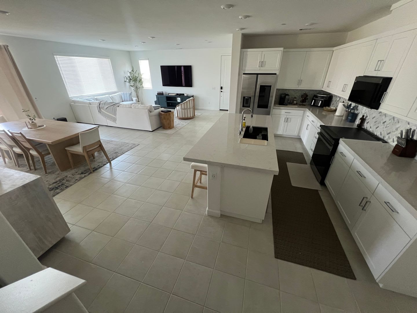 Spacious 4-Bedroom Townhome with 2-Car Garage in Chula Vista – photo 2