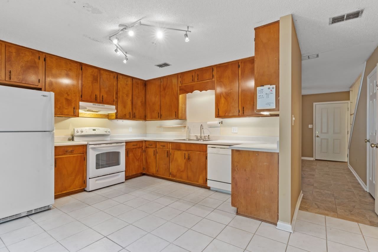 2372 Gregory Drive – photo 5