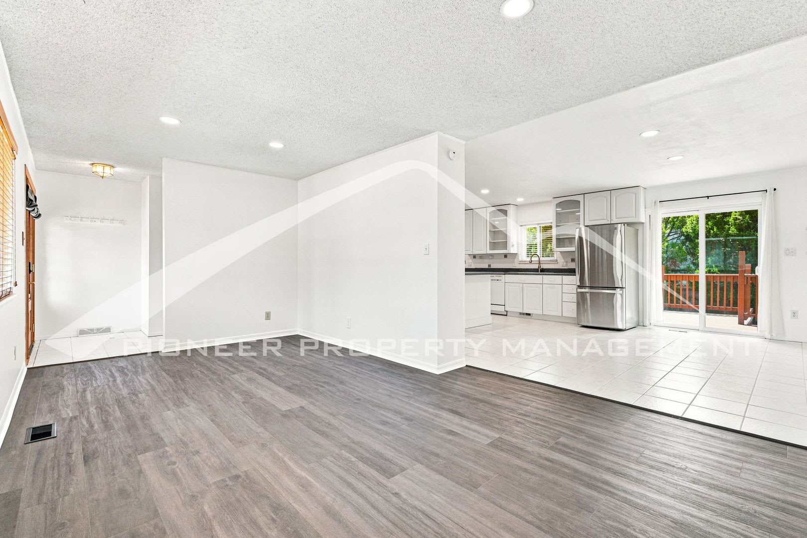 Spacious Home With Central Ac And Traditional Wood Features – photo 2