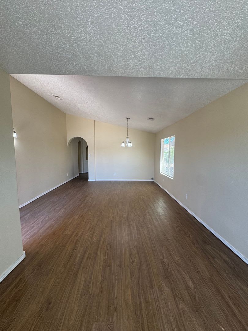 4 bed 2 bath home! Fresh New Paint & Flooring Throughout MOVE IN SPECIAL! – photo 3