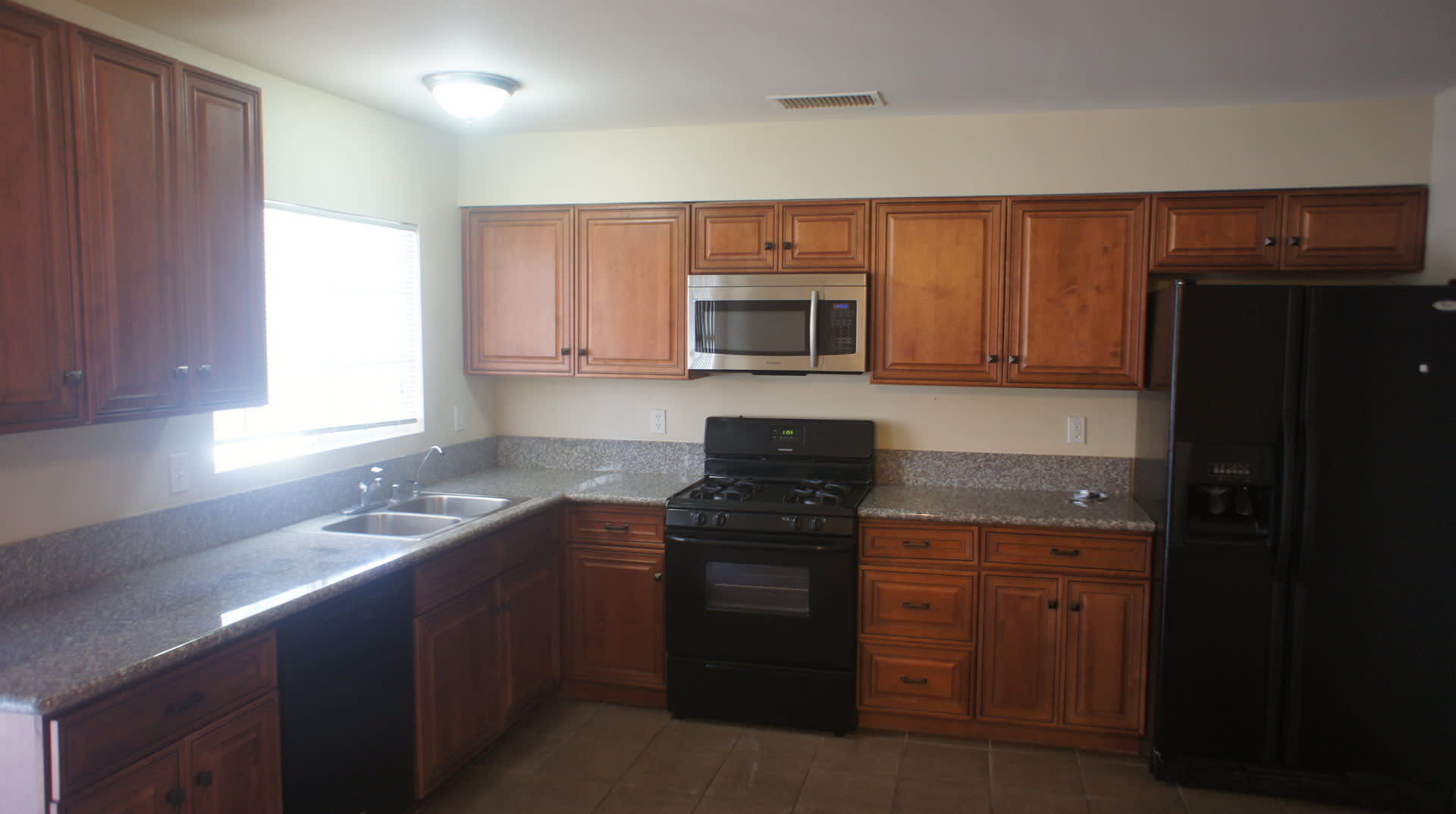 Charming 3Bed 2Bath 2Car Residence With Gated Pool Located In E Las Vegas Weekly Pool Service Included – photo 2
