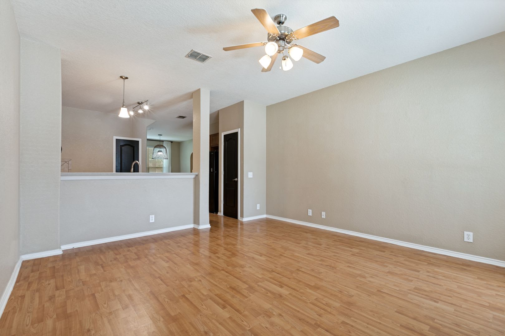 Two Bedroom Townhouse, Great Location! – photo 4