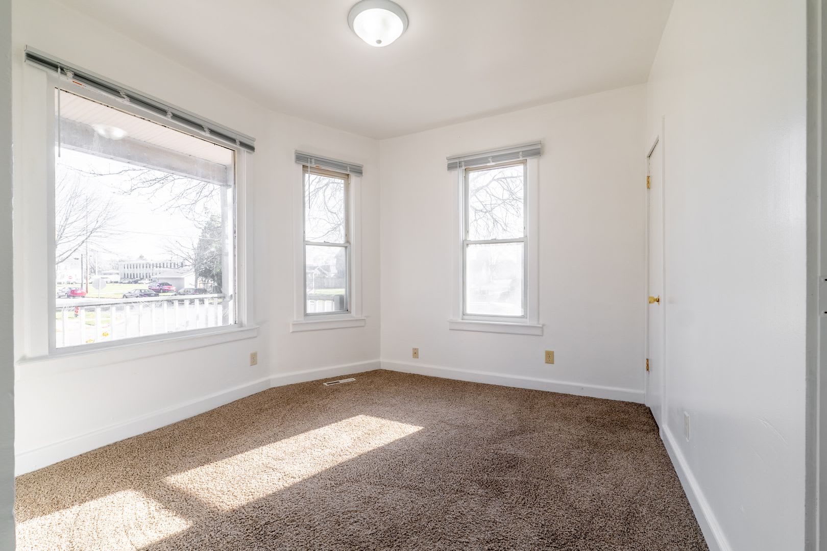 Spacious 4 Bedroom 2 Full Bath in Kenosha! – photo 2