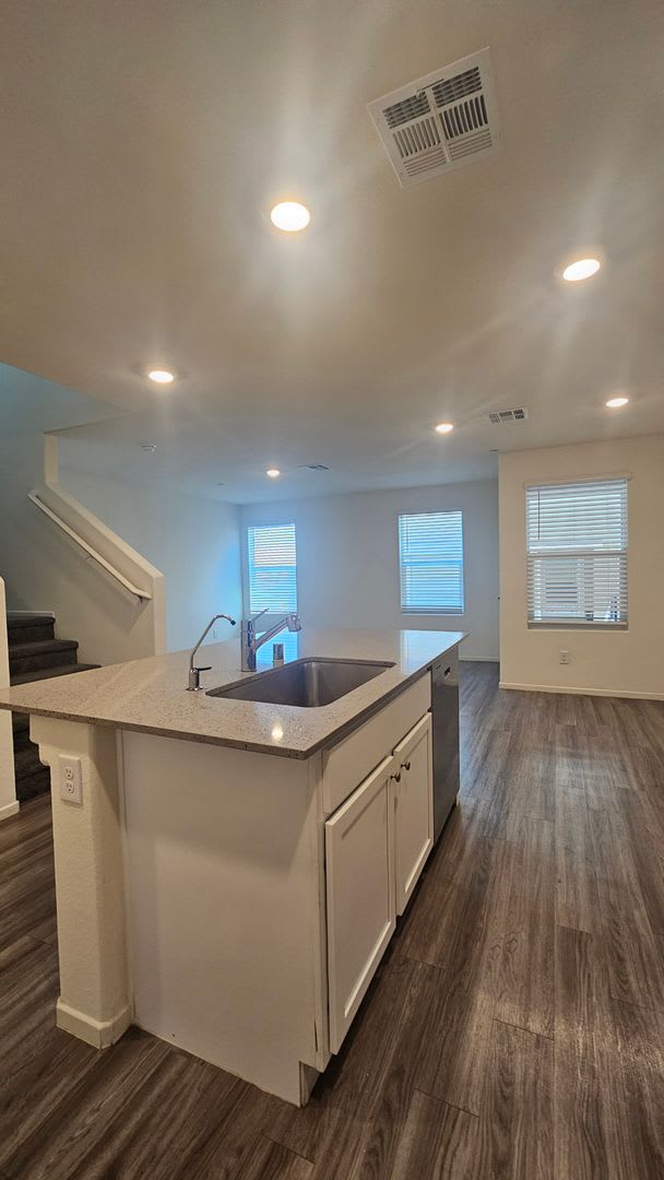 Rent Ready!! 3 bedroom 2.5 bath 2 car – photo 5