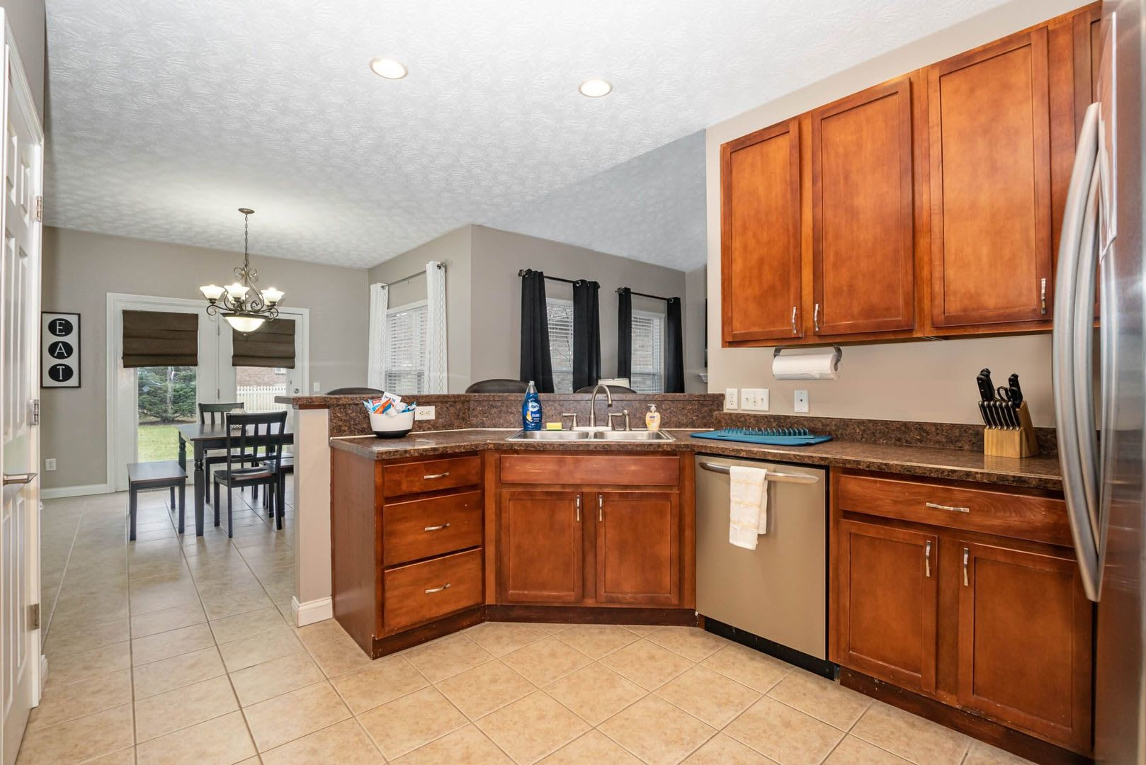 New! Large home in Great suburban neighborhood. – photo 5
