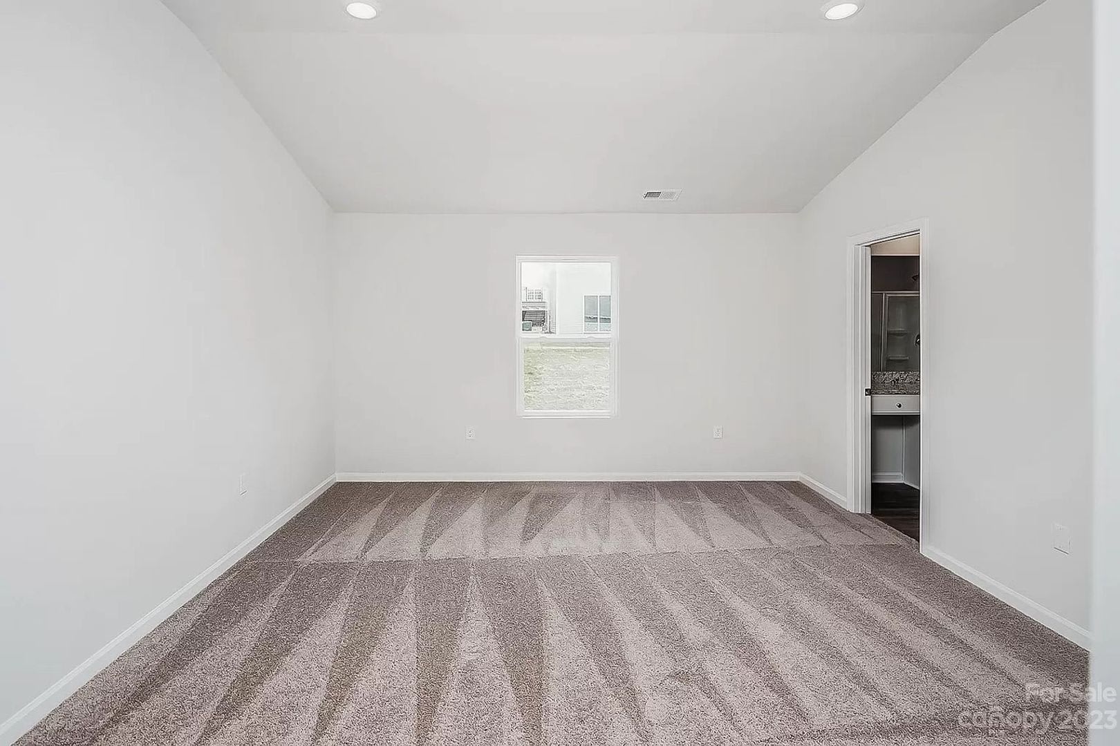 Room in 4 Bedroom Home at Transatlantic Ave – photo 2