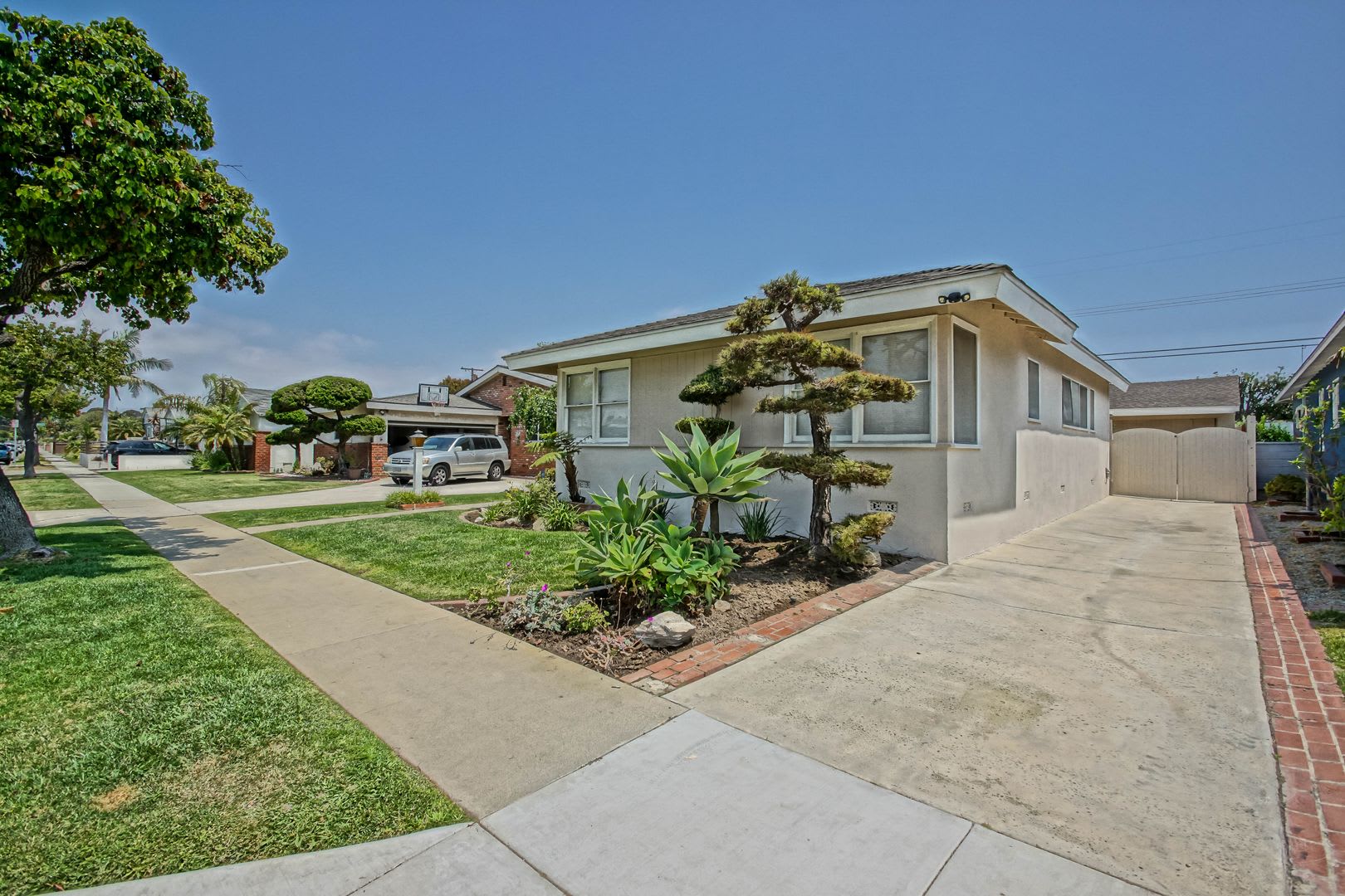 Charming Bright Spacious Hollyglen 3Br2Ba Den W Spacious Front Rear Yards Large Driveway Detached 2 Car Garage W Workshop – photo 2